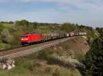 Die 185 050 mit einem Güterzug am 27.04.2012 unterwegs bei Laaber.