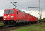 185 290-4 mit ihrem Hilfszug auf der Rücktour, am Zugschluss hängt 363 137-1 , in Porz Wahn am 03.05.2012