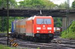 185 382-9 DB kommt aus Richtung Köln mit einem Containerzug aus Italien nach Belgien und fährt in Aachen-West ein bei Regen am 15.5.2012.