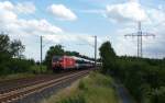 185 186-4 fuhr am 08.06.2012 mit einem Güterzug von Osnabrück nach Emden, hier kurz vor Leer.