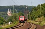 185 232-6 schlängelt sich mit ihrem Güterzug durchs Rheintal zwischen Erpel und Linz am Rhein.