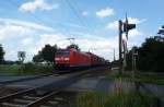 185 068-4 fuhr am 30.06.2012 mit einem Güterzug von Emden nach Osnabrück, hier südlich von Leer.