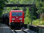 Von Aachen West kommend zieht 185 314-2 am 06.07.2012 einen Kesselzug auf der KBS 480 durch Eilendorf.