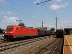 185 338-1 ist bei Marchtrenk mit einem Güterzug Richtung Wels unterwegs; 120704