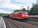 185 008 mit Schwesterlok in DT zieht einen langen Kesselwagenzug gen Köln-Süd.Bild entstand in Köln-West am 11.7.2012
