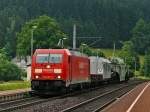 185 287 hat am 01.07.2012 einen Trafo-Transport nach Halle/Saale am Haken, als sie mit maximal 40 km/h den Bahnhof Förtschendorf passiert  