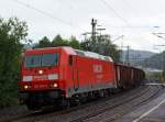Bei Regen - Die 185 309-2 der DB Schenker Rail zieht am 04.08.2011 einen Ganzzug mit Offenen Wagen der Gattung Eanos durch Scheuerfeld (Sieg) in Richtung Köln.