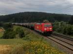 Die 185 223 mit einem Kesselwagenzug am 04.08.2012 unterwegs bei Dettenhofen.