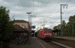 185 043-7 fuhr am 28.09.2012 mit einem Güterzug von Emden nach Osnabrück, hier in Leer.