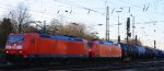 185 174-0 und 185 185 019-7 beide von der DB fahren mit einem sehr langen Ölzug aus Antwerpen-Petrol(B) nach Basel(CH) bei der Abfahrt aus Aachen-West und fahren in Richtung Köln bei schönem