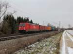 Die 185 245 mit einem Containerzug am 12.01.2013 unterwegs bei Langenisarhofen.