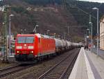 Die 185 197-1 (eine Bombardier TRAXX F140 AC 1) der DB Schenker Rail zieht am 09.03.2013 einen Kesselwagenzug durch den Bahnhof Kirchen/Sieg in Richtung Siegen.