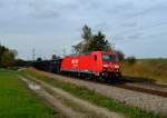 185 260 mit einem Güterzug am 13.10.2012 bei Ostermünchen.