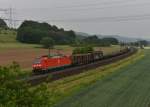 185 018 mit einem Güterzug am 02.06.2012 bei Harrbach.