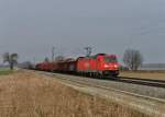 185 226 mit einem Güterzug am 28.03.2013 bei Langenisarhofen.