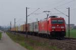 185 290 mit Containerzug am 21.04.2013 bei Oberhaid auf der KBS 810.