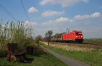 185 224-3 fuhr am 03.05.2013 mit einem Autozug von Emden nach Osnabrück, hier südlich von Leer.