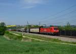 185 233 mit einem Güterzug am 09.05.2013 bei Taufkirchen an der Pram.