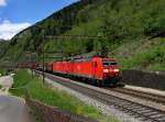 Die 185 110 und die 185 123 mit einem Stahlzug am 11.05.2013 unterwegs bei Lavorgo.
