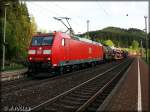 Ein kurzer Güterzug mit 185 063 an der Spitze eilt am 15.5.2013 durch den Bahnhof Förtschendorf