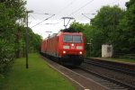 185 120-3 und eine weitere 185er beide von DB kommen durch Sehlem mit einem langen gemischten Güterzug aus Richtung Trier-Ehrang und in Richtung Koblenz bei strömenden  Regen am 19.5.2013.
