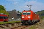 185 270-6 der DB Schenker Rail nimmt am 04.05.2013 in Brachbach (Sieg) die 151 150-0 an den Haken.