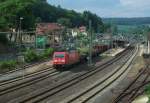 185 245 durchfährt am 07.Juni 2013 mit einem gemischten Güterzug den Bahnhof Kronach Richtung Lichtenfels.