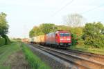 185 227 zieht am 12.06.2013 auf dem linken Gleis ihren schweren Containerzug langsam die Steigung Richtung Bahnhof Gaimerheim hinauf, wo sie dann auf das richtige rechte Gleis wechseln wird.
