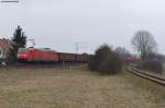 185 390-2 mit einem gemischten Güterzug bei Obertraubling, 05.04.2013