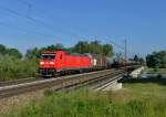 185 365 mit einem Güterzug am 15.06.2013 auf der Isarbrücke bei Plattling.