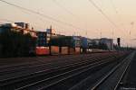 In den letzten Sonnenstrahlen des Tages fährt 185 067 mit einem Güterzug am 10.07.2013 bei München Laim ostwärts.