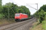 Durchfahrt von 185 174-0 am 25.06.2013 mit einem Containerzug durch die südliche Kurve von Schallstadt gen Norden.