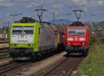 Direkter Vergleich von zwei Farbvarianten der Baureihe 185 - 185 550-1 der CAPTRAIN Deutschland und 185 110-4 der DB am 10.08.2013 im Bahnhof von Weil am Rhein.