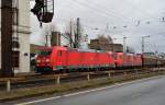 185 363-9 kommt mit der kalten 185 042-9 und einem ewiglangen Stahlwarenzug durch den Bahnhof Rüdesheim gen Norden gefahren.