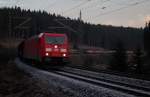 185 352 DB Schenker mit gemischten Güterzug am 31.12.2013 bei Steinbach am Wald gen Kronach.