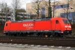 185 293-8 von Railion rangiert in Aachen-West bei Sonne und Regenwoken am 16.2.2014.