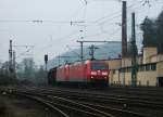 185 155-9 und eine weitere 185er ziehen am 06.März 2014 einen gemischten Güterzug durch Kronach in Richtung Saalfeld.