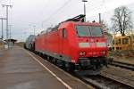 Am Mittag des 22.03.2014 stand die Mannheimer 185 129-4 mit einem Schwertransport abgestellt auf Gleis 5 in Müllheim (Baden).
