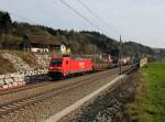 Die 185 274 mit einem Güterzug am 22.03.2014 unterwegs bei Wernstein.