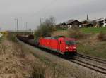 Die 185 215 mit einem Güterzug am 04.04.2014 unterwegs bei Straß.