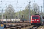 Ein Güterzug aus Richtung Rostock kommend, durchfährt den Bahnhof Waren (Müritz). - 02.04.2014