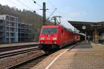 Am 06.03.2014 durchfuhr die 185 216-9 zusammen mit ihrer Schwester 185 352-2 und einem Redbull-Zug aus Bludenz den Bahnhof von Horb an der Gäubahn in Richtung Stuttgart.