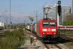 185 174 durchfährt mit ihrem Güterzug München Ost, 25.04.2014