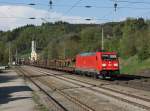 Die 185 230 mit einem Güterzug am 25.04.2014 bei der Durchfahrt in Wernstein.