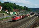185 309-2 zieht am 17.Mai 2014 einen gemischten Güterzug durch Kronach in Richtung Lichtenfels.