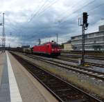 Mit einen leeren Autozug am Haken fährt 185 343 am 15.05.2014 durch den Regensburger hauptbahnhof.