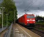185 006-4 DB kommt durch Kohlscheid mit einem langen Audi-VW-Zug aus Osnabrück nach Kortenberg-Goederen(B) und fährt die Kohlscheider-Rampe hoch nach Aachen-West ujnd fährt in Richtung