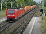 185 089-0 mit dem 'Müllzug' von Singen nach Weinfelden passiert am 30.05.2014 die Haltestelle Konstanz-Fürstenberg.