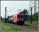 185 369 fährt am 1.8.14 mit einem Mischer über die Rheinbahn in Richtung Mannheim.