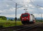 185 281-3 ist mit einen Aufliegerzug bei Harrbach am 12.08.14 unterwegs.